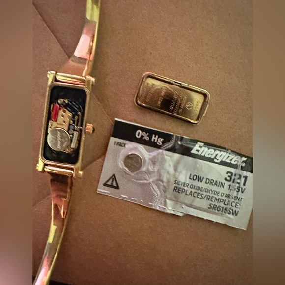 Gucci Horsebit
Vintage Gucci 1500L Horsebit Gold Plated Bangle Watch - Picture 13 of 15